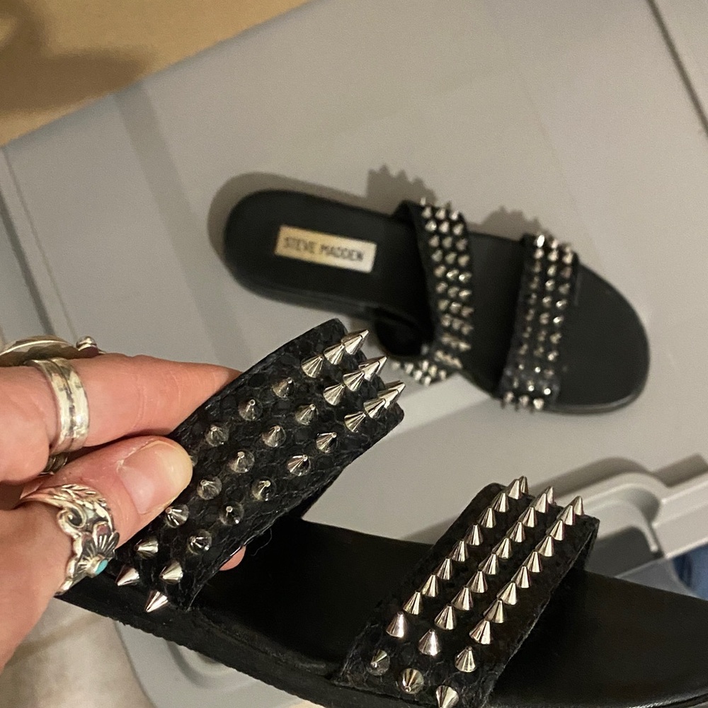 🌼 Steve Madden Black Sandals with Silver Spikes 6.5